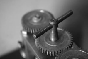 Zjawisko poligonowe w napędach łańcuchowych - jak zminimalizować pulsację prędkości?